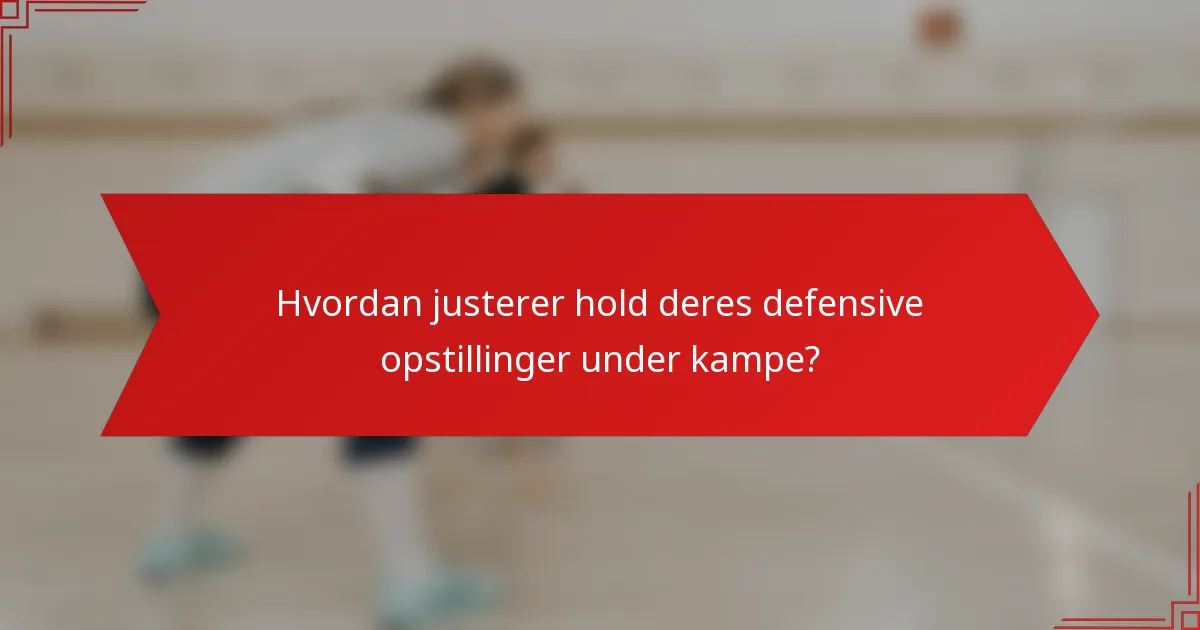 Hvordan justerer hold deres defensive opstillinger under kampe?