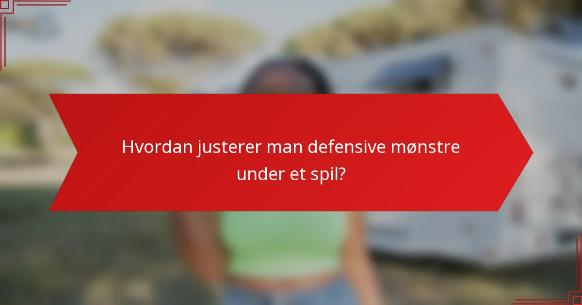 Hvordan justerer man defensive mønstre under et spil?